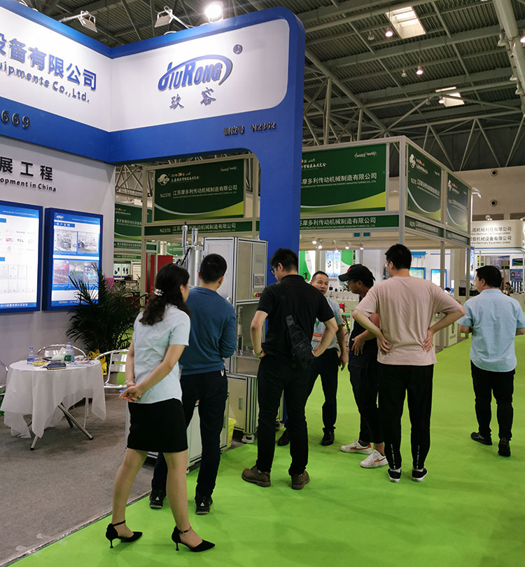 玖容技術與客戶講解產(chǎn)品